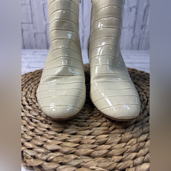 Chinese Laundry Cream Croc-Embossed Ankle Boots. Size 8.5 - Picture 6 of 9
